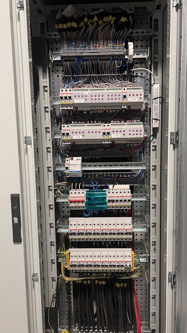 Distribution board with KNX actuators